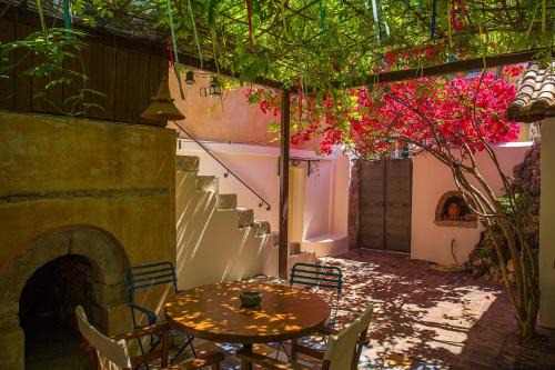 Lefkada Apartment | Lefkada Town Traditional House/Cozy Yard