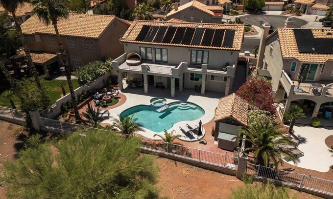 Green Valley House | Legacy Golf Frontage Luxury HomenHTD POOL/SPA,BBQ nFirePit,Sundeck,10 min Strip!