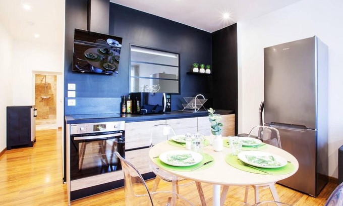 Saint-Laurent-sur-Saone Apartment | Legend - Le Saint Laurent - Parking - Wifi - 24/7 - cosy