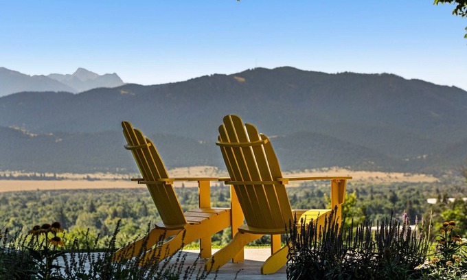Livingston House | Legendary views, hill top home in Livingston with hot tub and central AC