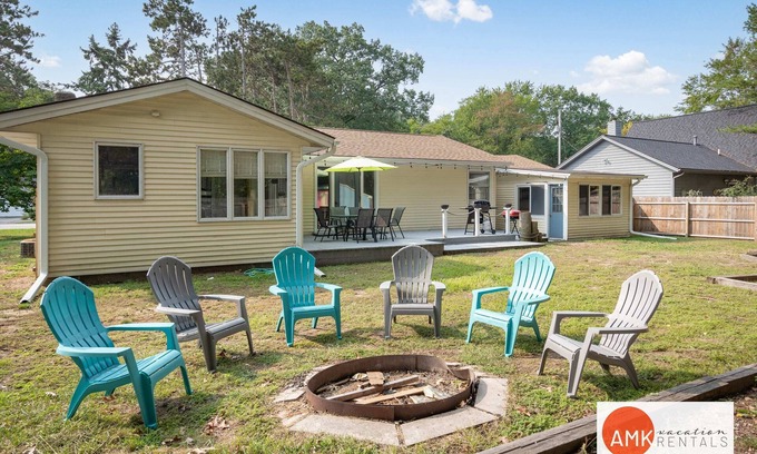 Holland House | Leisure Cottage - Minutes from the Beach