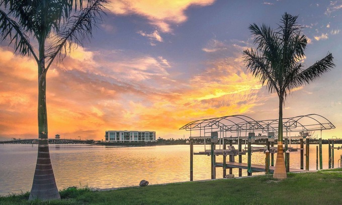 Point of Pines House | Lemon Bay Retreat-Boat/Jet Ski Hoist!