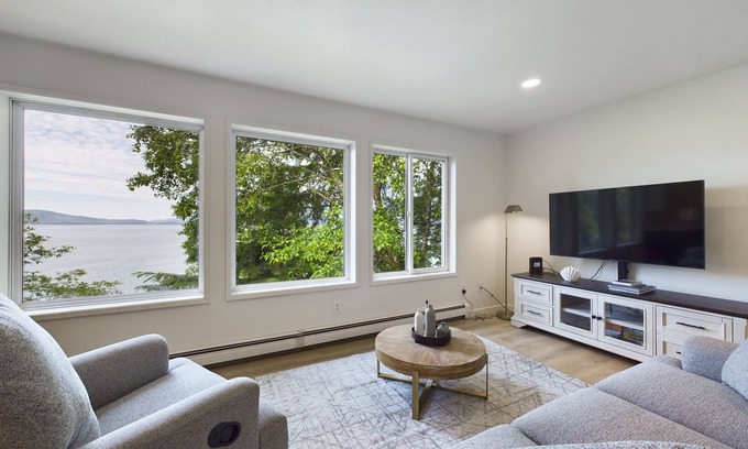 Juneau House | Lena Beach Oceanview Suite