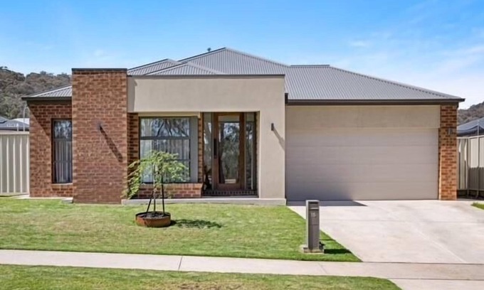 Leneva House | Leneva Stylish & Spacious Stay - Spacious four bedroom, two bathroom property