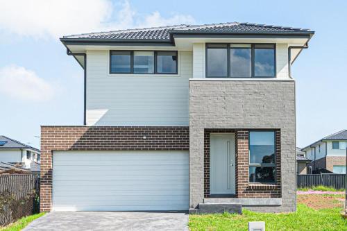 Leppington House | Leppington 5Br house near train and shopping