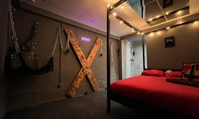 Souppes-sur-Loing Apartment | Les 50 nuances de rouge LOVEROOM