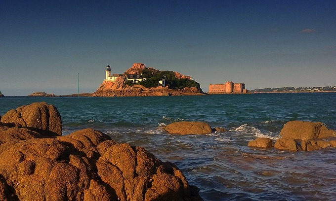 Morlaix Apartment | Les Amiets. Very large T3 with outdoor terrace