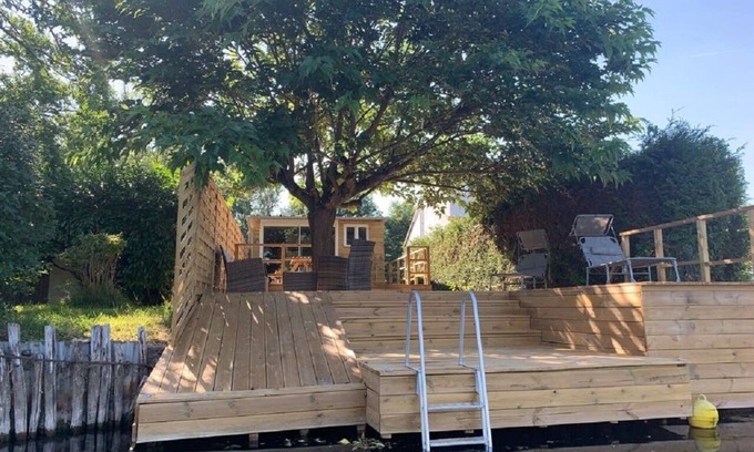 Montigny-sur-Loing House | Les cygnes, house on the banks of the loing for up to 6 people, with canoes and rowing boat.