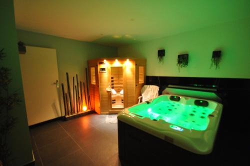 Moissac House | Les loups blancs