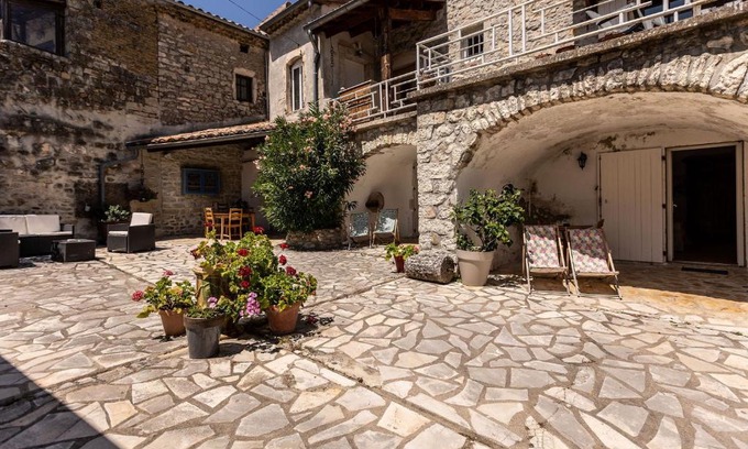 Grospierres House | les monteils