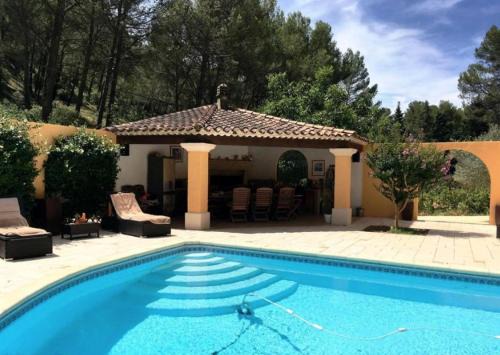 Cuges-les-Pins Bed & Breakfast | LES RESTANQUES - Chambre d'hôtes