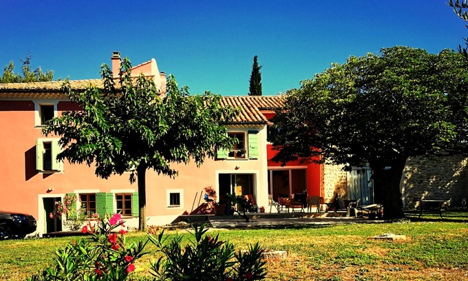 Mormoiron Apartment | Les Roucas: studio type, guaranteed Provençal charm, garden and pool view