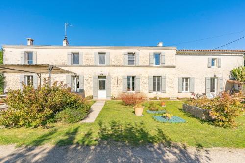 Saint-Romain-de-Benet Bed & Breakfast | Les Violettes De Malleville