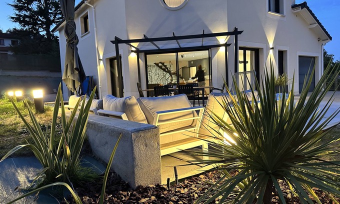 La Queue-les-Yvelines House | Lescale du Roy : Maison Récente Proche Versailles