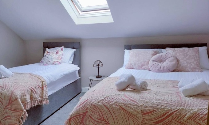 Belfast House | Less Than 2 Miles Away From City Center and Tourist Attractions in Belfast