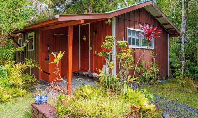 Volcano Cottage | Less than a mile from Hawaii Volcanoes National Park