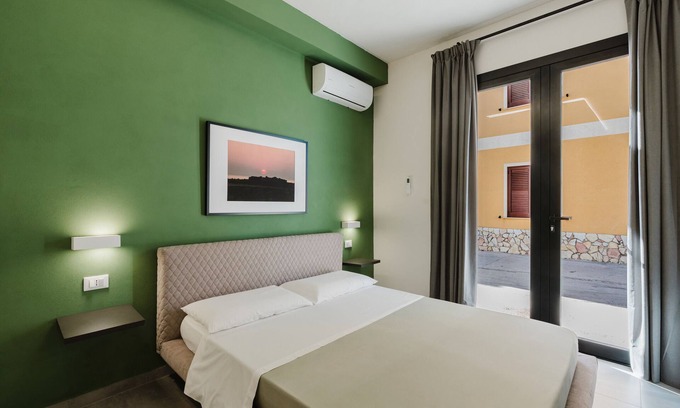 Marsala House | 'Levante' Room with Shared Garden, Wi-Fi and Air Conditioning