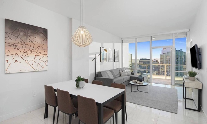 Downtown Los Angeles Hotel | Level South Olive- One Bedroom Suite & Office