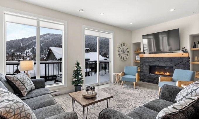 Sun Peaks House | Lg Modern Home - Hot Tub, Mins From Lift