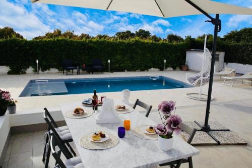 Syracuse Villa | Libero House A Private Pool Oasis