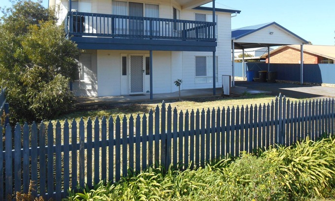 Minlacowie House | Life's No Rehearsal ~ on Esplanade ~ Balcony Sea Views