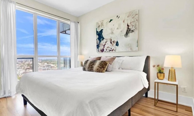 Toronto Entertainment District Apartment | Life Suites Loft - CN Tower