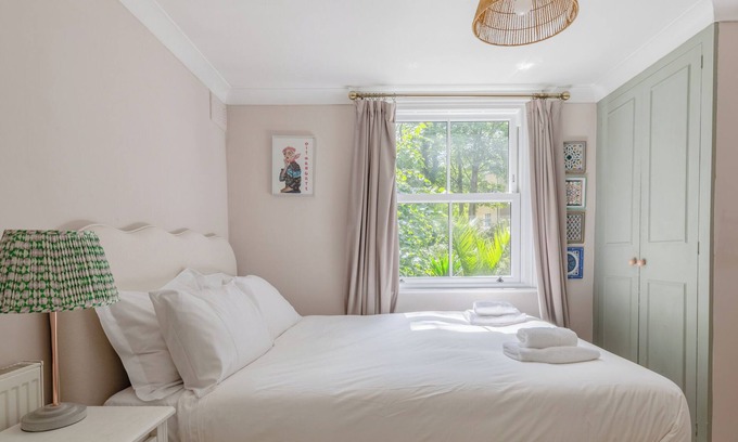 Larkhall Apartment | Light-Filled 2BD Flat, Minutes to Clapham Station