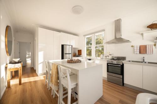 Brighton-le-Sands Apartment | Light Filled 3-Bed Home near Brighton Beach