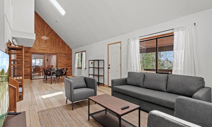 Highland Lakes Cabin | Light Filled Cabin Nestled in Rocky Mountains