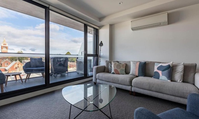 Hawthorn Apartment | Light-filled Stylish Living in Diverse Hawthorn
