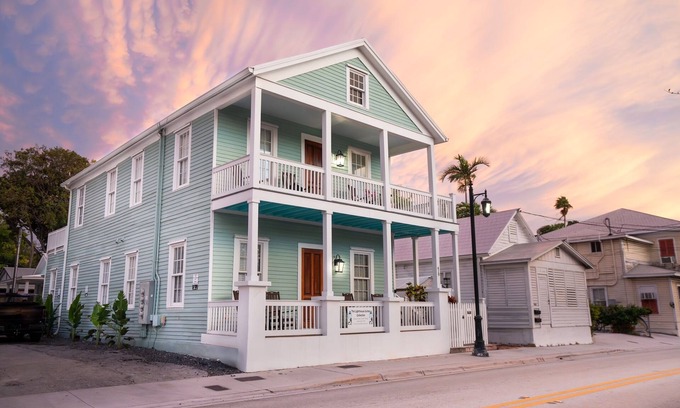 Old Town House | Lighthouse Suites Collection