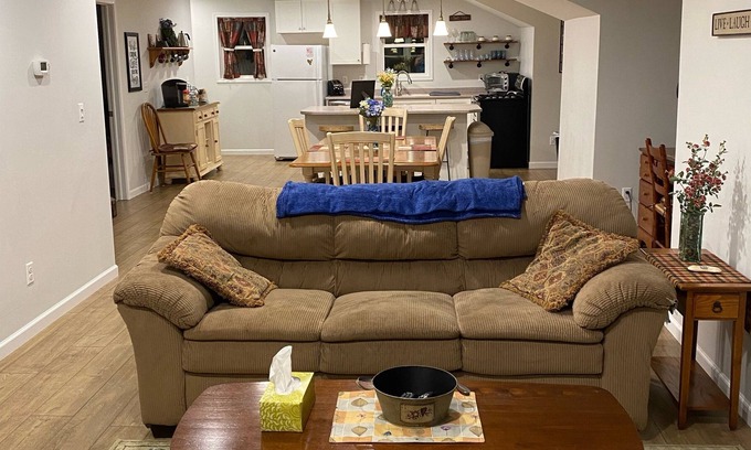 Ontario City House | Like New 2-bedroom Home near Lake Ontario