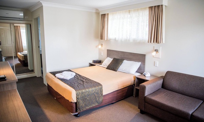 Goulburn Bed & Breakfast | Lilac City Motor Inn Deluxe Queen Room 11