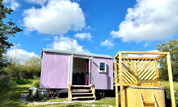 Kilgetty House | Lilac Tree Hut (With Hot-Tub)