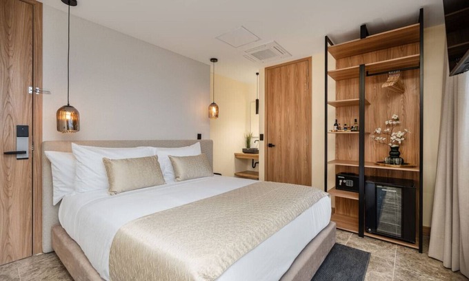 Zona Rosa Hotel | LIN Hotel Standar suite with AC near Provence