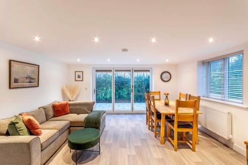 Barnby in the Willows House | Lincoln Country Cottage Large Garden & Free Parking