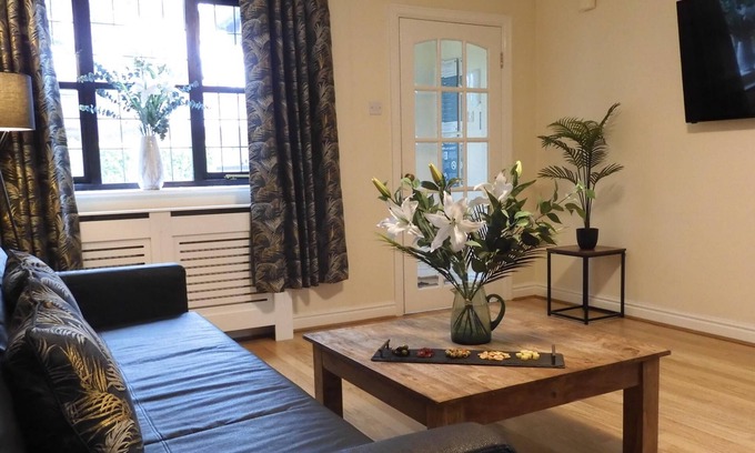 Hoole Apartment | Lion House Chester - Very Near Zoo Ideal for City - Sleeps Up to 7