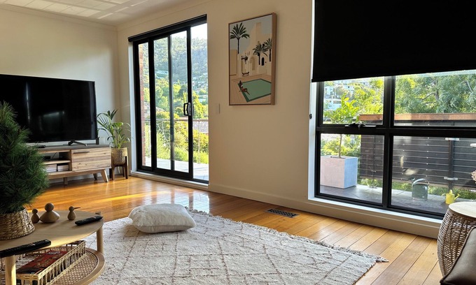 Sandy Bay Villa | Lipscombe Mt Wellington view luxury house