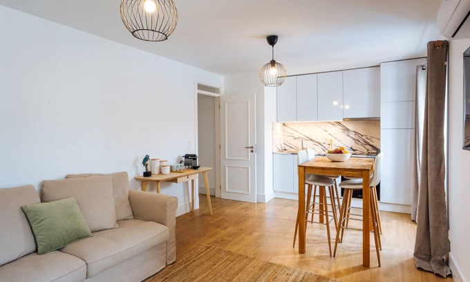Pena Apartment | Lisbon Skyline Apartment by Misha's Place (5E)