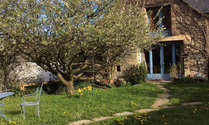 Le Monastier-Pin-Mories House | Little country cottage on the sides of the aubrac highland. warm welcome.
