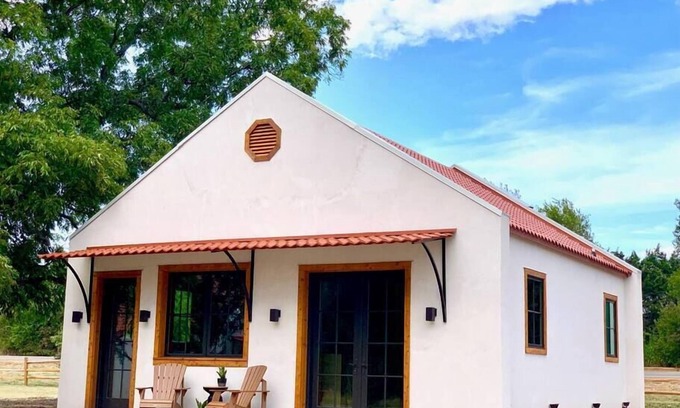 Waco House | Little Dutch Cabin #101 | Pickleball | Soaker Tub