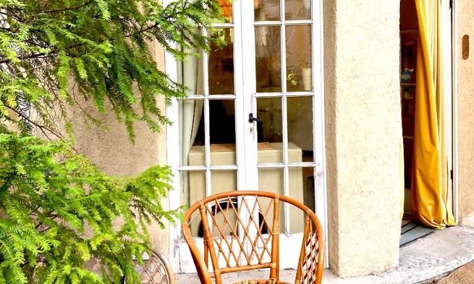 Wuerzburg House | Little Escape im Jugendstil Poolhaus - WC und Dusche im Nebenhaus