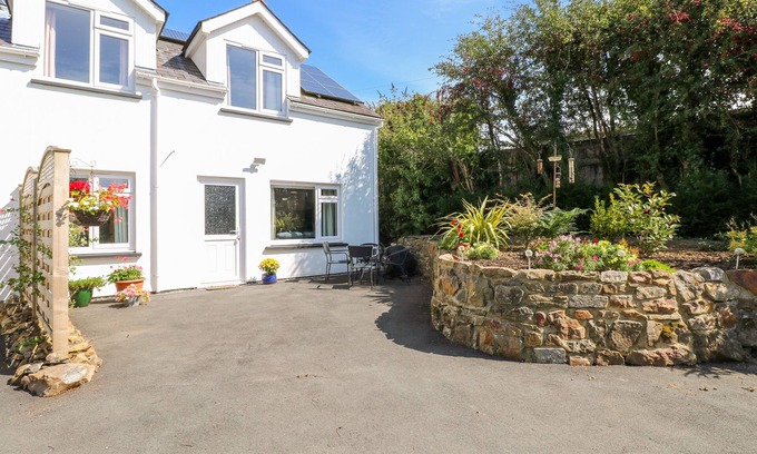 Carew Newton Cottage | LITTLE FREESTONE, family friendly, country holiday cottage in Carew