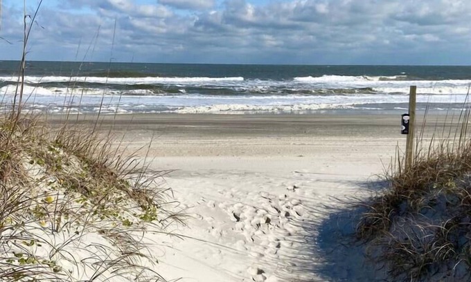 Carolina Beach Cottage | Little Green Cottage at CB - 2 Blocks From Beach