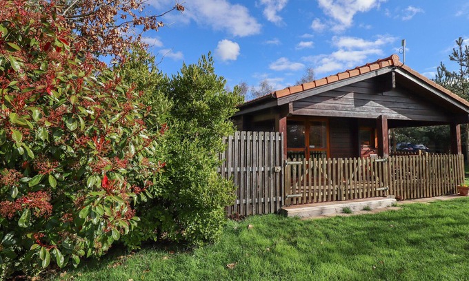 Lincoln Cabin | LITTLE OWL LODGE, pet friendly, with hot tub in Bardney