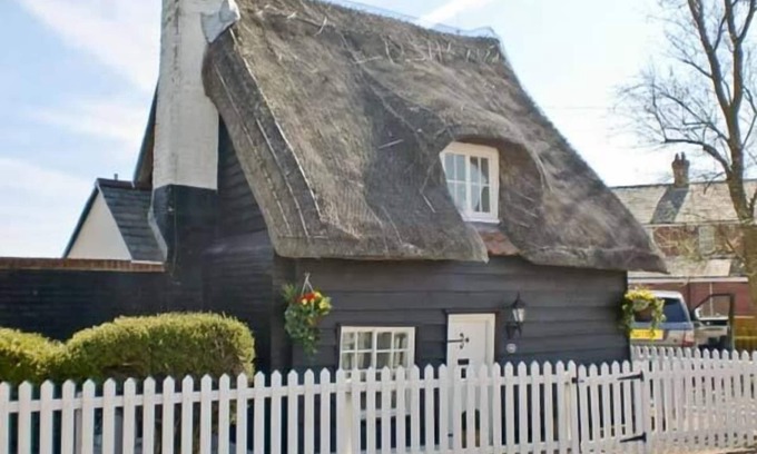 Walton on the Naze Cottage | LITTLE THATCH, pet friendly, with a garden in Walton-On-The-Naze