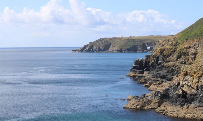 Helston Cottage | LITTLE TREVEAN, pet friendly, with open fire in Coverack