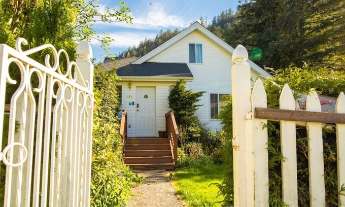 Harrison Hot Springs House | Little White House | 3 Bed with Backyard