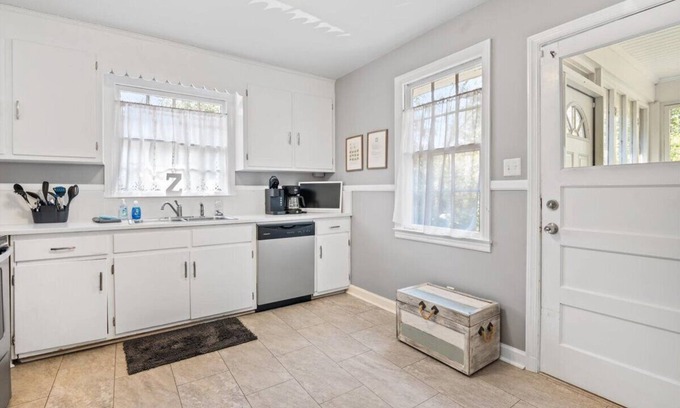 Garden City House | Little Z's, 3BR Home Very Close to SAV Port+Pets