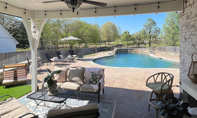 Broken Arrow House | LIV GOLF TOURNAMENT - JUST 1 MILE from Cedar Ridge Country Club